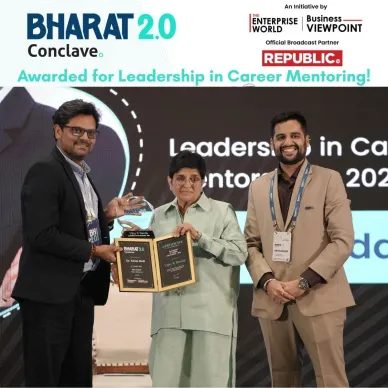 Vijay K. Banda receiving the Leadership in Career Mentoring award on stage at the Bharat 2.0 Conclave